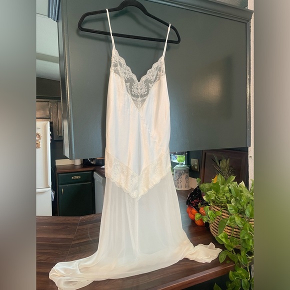 White vintage night gown - Picture 2 of 2